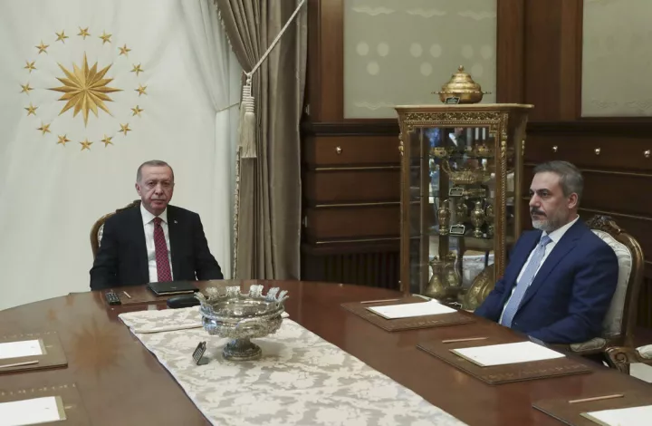 «Παραπληροφόρηση» καταγγέλλει η τουρκική προεδρία μετά τις δηλώσεις Φιντάν για τα μαχητικά ΚΑΑΝ