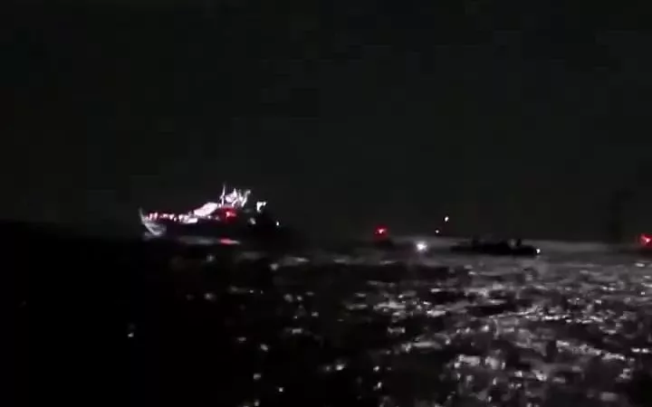 Το ισραηλινό πολεμικό ναυτικό σταμάτησε τον στολίσκο που είχε προορισμό τη Γάζα - Επιβιβάστηκαν στρατιώτες σε σκάφη (live)