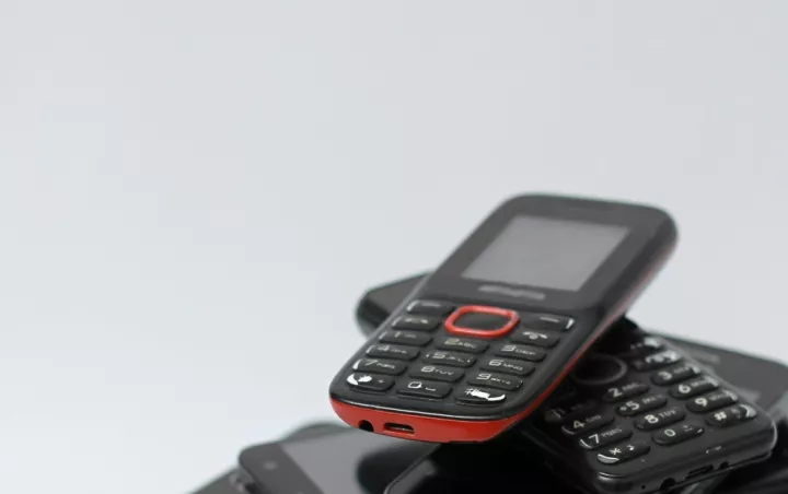 CNN: Στροφή στα «dumbphones» και στην «ψηφιακή αποτοξίνωση» - Τι αποκαλύπτει η νέα τάση