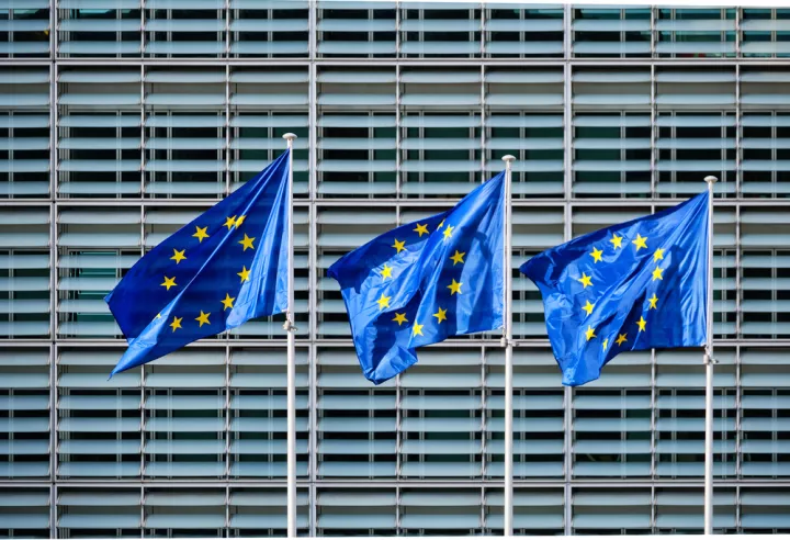 Η ΕΕ εξετάζει την άρση κυρώσεων σε περιουσιακά στοιχεία του Ντεριπάσκα για την αποζημίωση της Raiffeisen