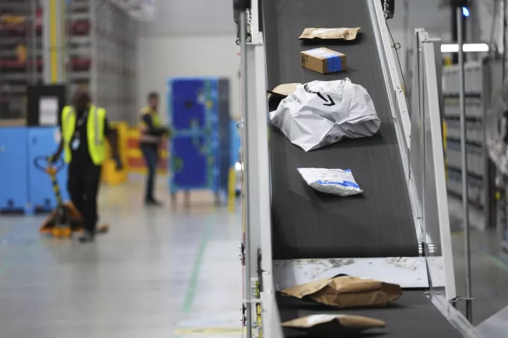 ΕΕΑ: Άμεση θεσμοθέτηση εθνικού τέλους για δέματα από τρίτες χώρες 