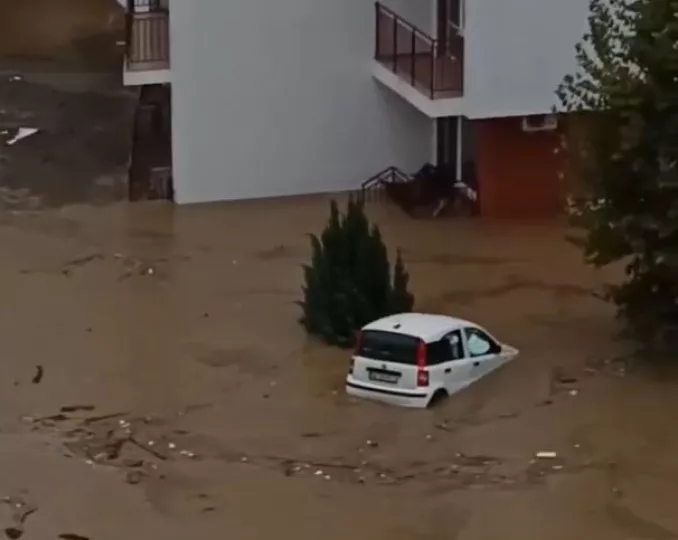 Βουλγαρία: Τρεις νεκροί από τις πλημμύρες λόγω των σφοδρών βροχοπτώσεων (vids)