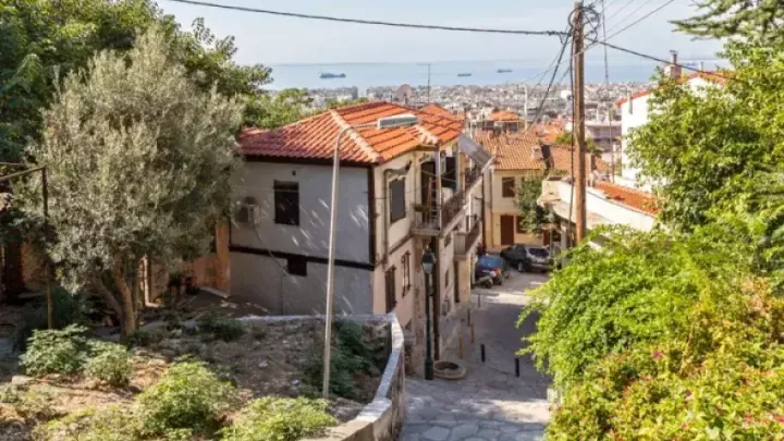 Δήμος Θεσσαλονίκης: Πώς οι κατεδαφίσεις στην Άνω Πόλη δημιουργούν χώρους στάθμευσης και πρασίνου