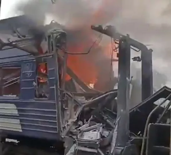 Ουκρανία: Ρωσικό πλήγμα σε επιβατική αμαξοστοιχία - Δεκάδες νεκροί (vids)