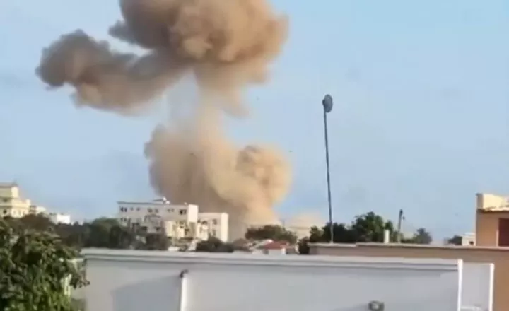 Σομαλία: Έκρηξη και ανταλλαγή πυρών κοντά σε κέντρο κράτησης της υπηρεσίας πληροφοριών στο Μογκαντίσου (vids)