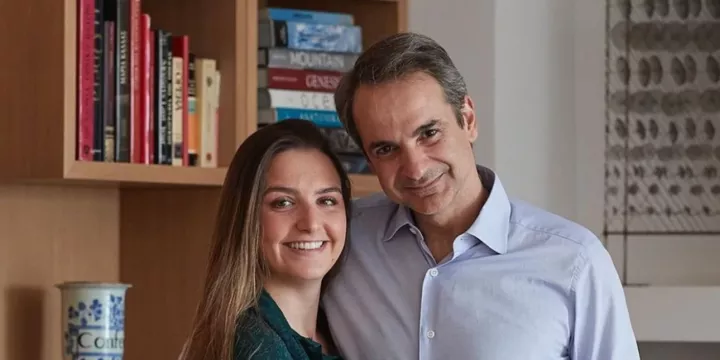 Η κόρη του πρωθυπουργού Σ. Mητσοτάκη απαντά στα fake news του Ν. Καραχάλιου για τα ποπ κορν και την κόκα κόλα