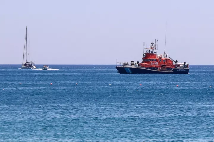 Διάσωση 17 ναυαγών αλλοδαπών στα ανοικτά της Λέσβου - Ανασύρθηκε νεκρή μία γυναίκα	