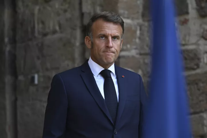 O Μακρόν ορίζει νέα κυβέρνηση με επικεφαλής τον Λεκορνί - Ο Ρολάν Λεσκίρ νέος υπουργός Οικονομικών