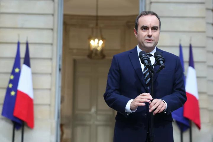 Γαλλία: Η νέα κυβέρνηση Λεκορνί απειλείται ήδη με πρόταση μομφής από την αριστερά και την ακροδεξιά «αν δεν αλλάξει πορεία»