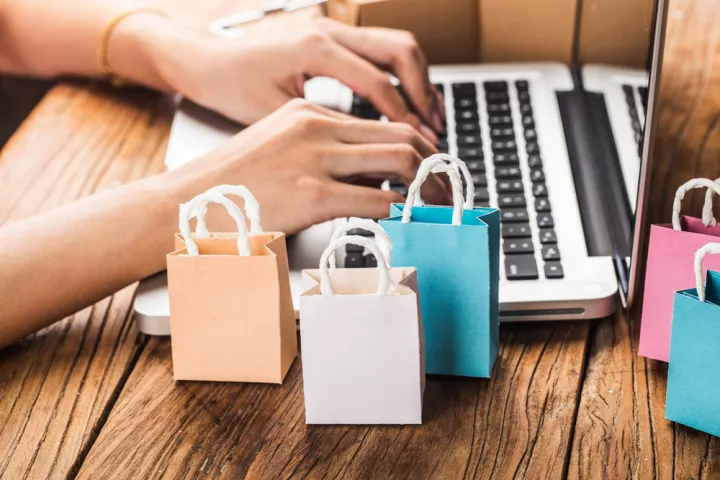 Στα 253 δισ. δολάρια οι online δαπάνες των Αμερικανών για το τέλος του 2025 