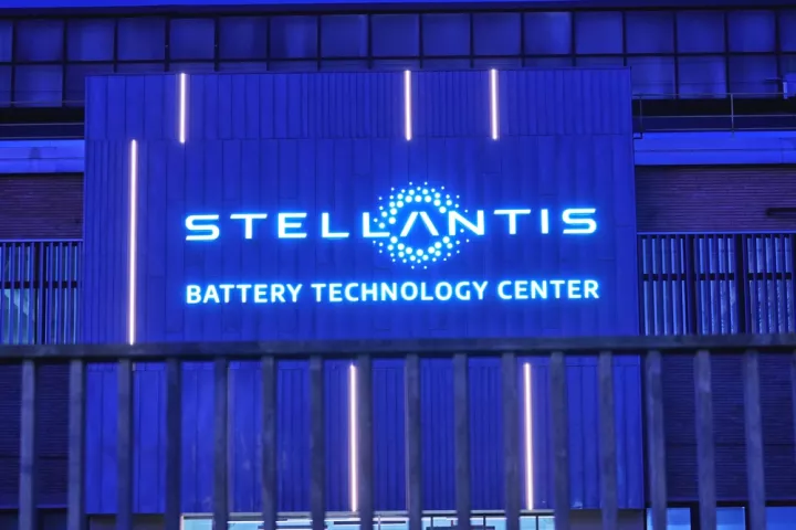 Κατάρρευση της παραγωγής της Stellantis στην Ιταλία – Πτώση 32% το 2025