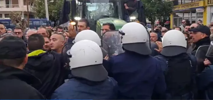 Ένταση στη Λιβαδειά: Συγκρούσεις αγροτών με την αστυνομία έξω από το Διοικητήριο, παρουσία Τσιάρα