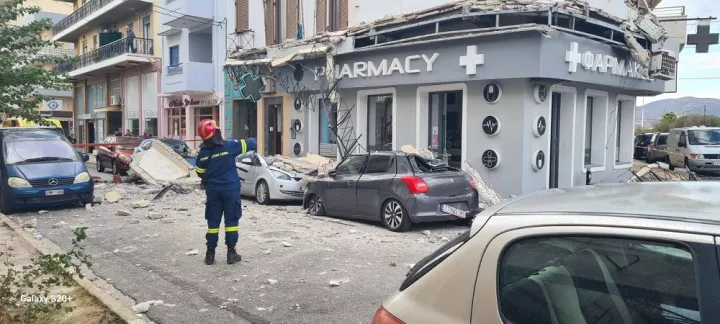 Κατέρρευσαν μπαλκόνια σε κατοικία στο Λαύριο - Εκτεταμένες ζημιές, χωρίς τραυματίες (pics)