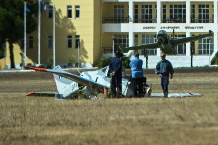 Τατόι: Εκπαιδευτικό αεροσκάφος της ΠΑ βγήκε εκτός διαδρόμου και κατέπεσε- Δύο τραυματίες (pics&vid)