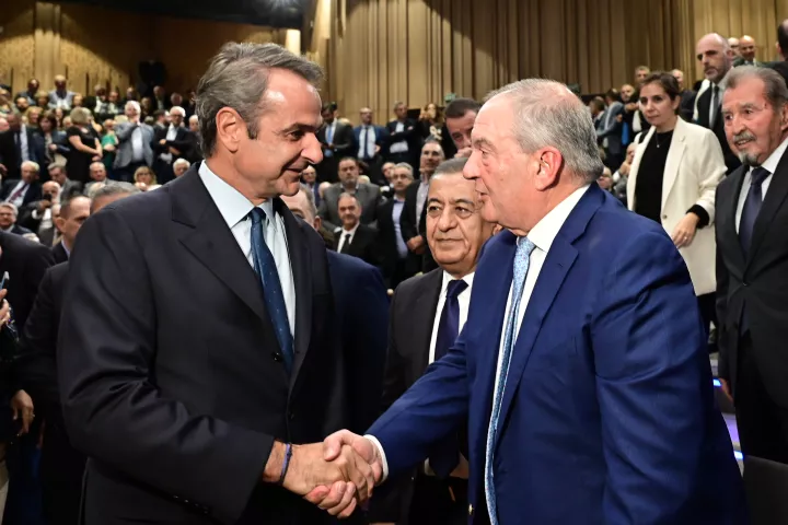 Χειραψία Μητσοτάκη - Καραμανλή στην παρουσίαση βιβλίου του Ευ. Στυλιανίδη - Απών ο Σαμαράς, «προσωπική επιλογή» λένε οι συνεργάτες του