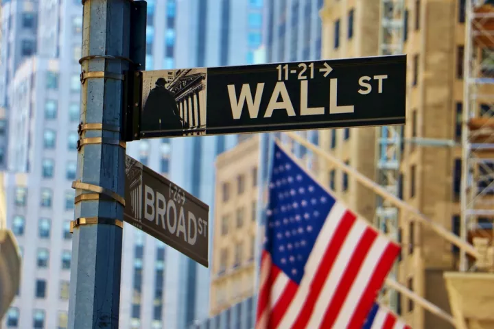 Wall Street: Τα βλέμματα στα μεγέθη των τραπεζών