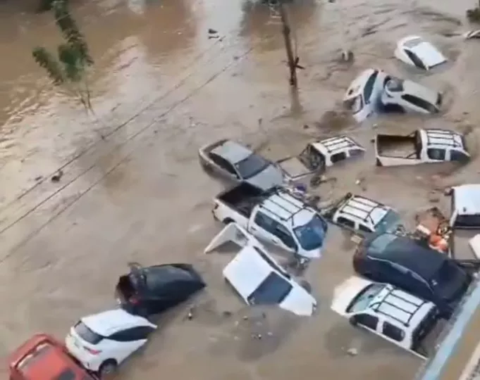 Φονικές πλημμύρες και κατολισθήσεις στο Μεξικό - Στους 30 νεκρούς ο τραγικός απολογισμός (vids) 