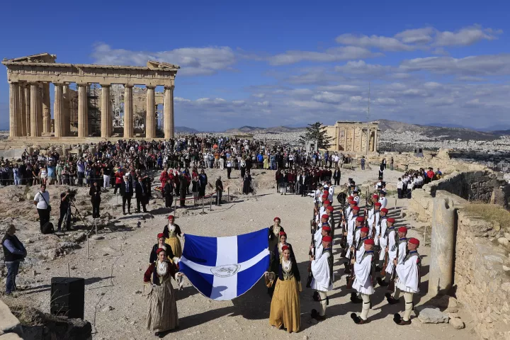 H Αθήνα τίμησε την επέτειο της Απελευθέρωσής της - Έπαρση της Σημαίας στον ιστό της Ακρόπολης (pics)