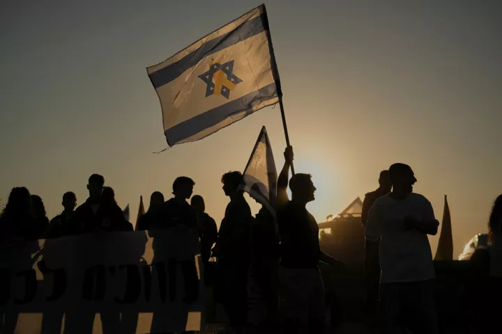 Στη στρατιωτική βάση Ρέιμ οι οικογένειες των ομήρων - Πλήθος κόσμου στους δρόμους του Ισραήλ