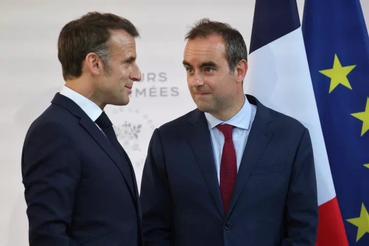 Γαλλία: Ο Μακρόν αρνείται να παραιτηθεί, παρότι η νέα του κυβέρνηση αντιμετωπίζει τον κίνδυνο προτάσεων μομφής