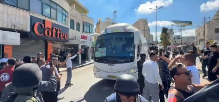 Το Ισραήλ αποφυλάκισε όλους τους Παλαιστίνιους κρατούμενους (vid)
