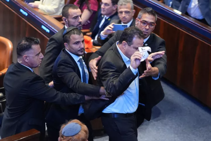 Ένταση στην Κνέσετ κατά την ομιλία Τραμπ: Αποβλήθηκαν δύο βουλευτές (pics&vids)