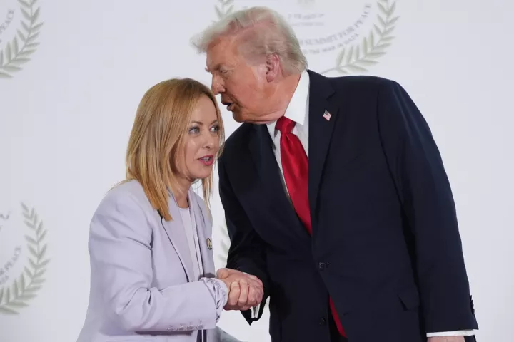 Ο Τραμπ πλέκει το εγκώμιο στη Μελόνι: Είναι πηγή έμπνευσης για όλους μας