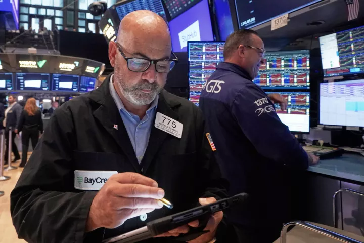 Μεικτά πρόσημα στην Wall Street, με την προσοχή στα εταιρικά αποτελέσματα και τους δασμούς