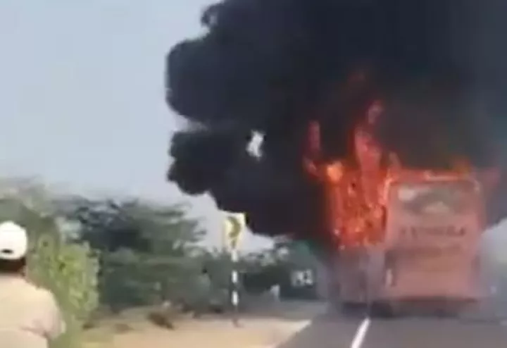 Φωτιά σε λεωφορείο στην Ινδία: Τουλάχιστον για 20 νεκροί (vid)