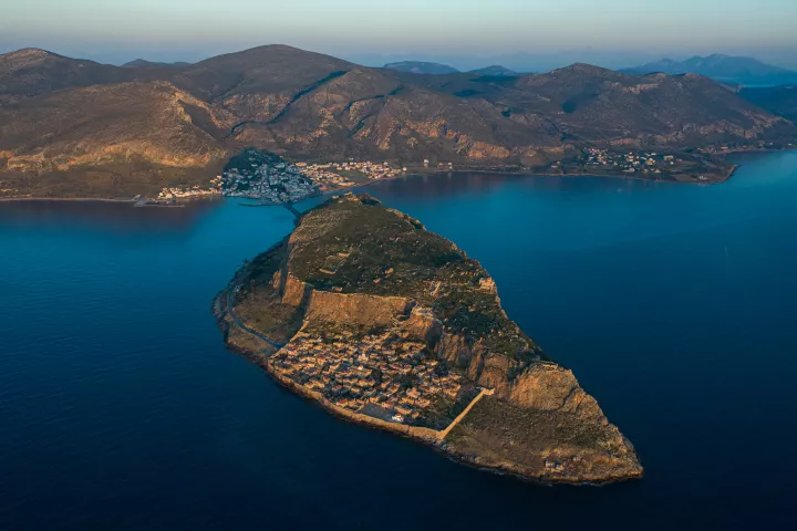 Η νησίδα που «κρέμεται» από μια κλωστή