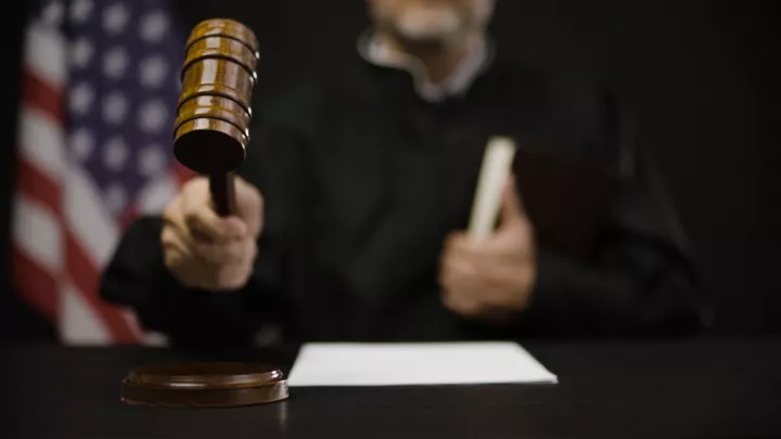 Αμερικανίδα δικαστής δηλώνει ότι θα εμποδίσει τις μαζικές απολύσεις ομοσπονδιακών υπαλλήλων από τον Τραμπ
