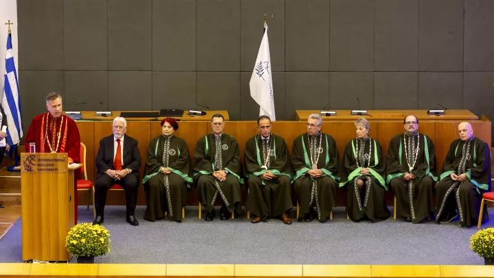 Επίτιμος Διδάκτορας του Τμήματος Βιοϊατρικών Επιστημών του Διεθνούς Πανεπιστημίου της Ελλάδος, ο Πρόεδρος του Ομίλου Ιατρικού Αθηνών, Δρ. Γεώργιος Β. Αποστολόπουλος