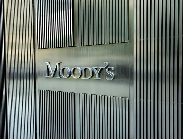 Moody’s: Αναβάθμιση της Alpha Bank σε Baa1 – Βελτίωση φερεγγυότητας και σταθερή προοπτική