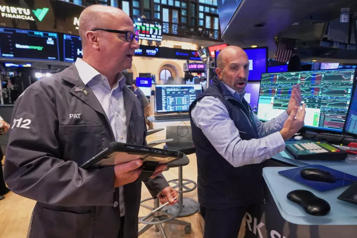Απώλειες στη Wall Street καθώς οι traders ανησυχούν για τις εμπορικές εντάσεις και το shutdown στις ΗΠΑ