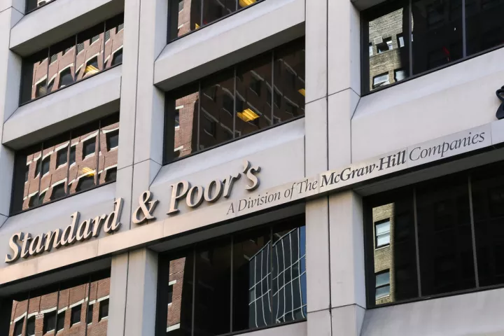 Standard & Poor's: Διατηρεί τη βαθμολογία της Ελλάδας στο «ΒΒΒ» με σταθερές προοπτικές