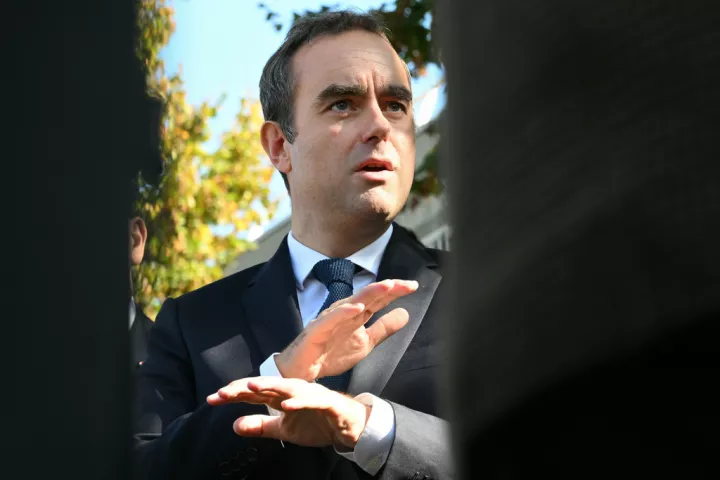 Γαλλία: Αναστολή των μεταρρυθμίσεων στο συνταξιοδοτικό για τη διατήρηση της πολιτικής σταθερότητας