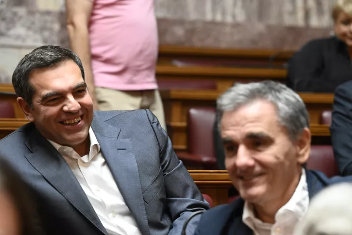 Ο πρωτομάστορας Τσίπρας θα «θάψει» στα θεμέλια τον Τσακαλώτο