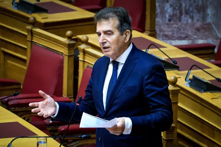 Μ. Χρυσοχοΐδης για μνημείο Αγνώστου Στρατιώτη: Στα ιερά και τα κοινά οφείλουμε το μέγιστο σεβασμό 