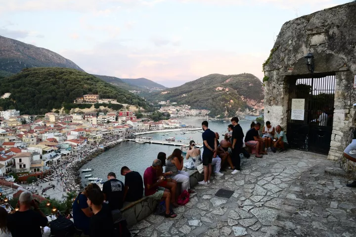 Αυξημένες 12% οι ταξιδιωτικές εισπράξεις στην Ελλάδα - 16,71 δισ. ευρώ για το 8μηνο