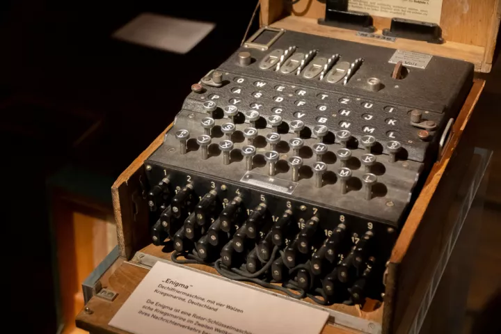 Christie’s: «Στο σφυρί» μηχανή Enigma και αριθμομηχανή του Πασκάλ