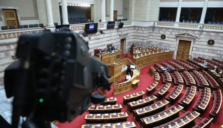 Βουλή: Με 159 «ναι» πέρασε η τροπολογία - Το καρφί του Άδωνι και η θετική ψήφος Δένδια