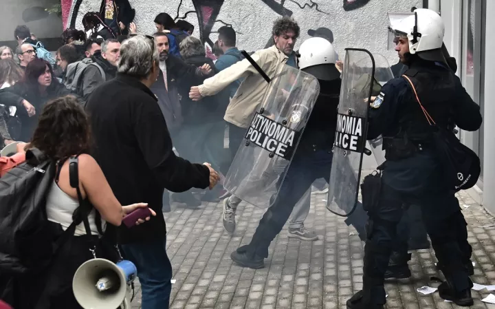 Ένταση έξω από τη Διεύθυνση Πρωτοβάθμιας Εκπαίδευσης στο Μεταξουργείο