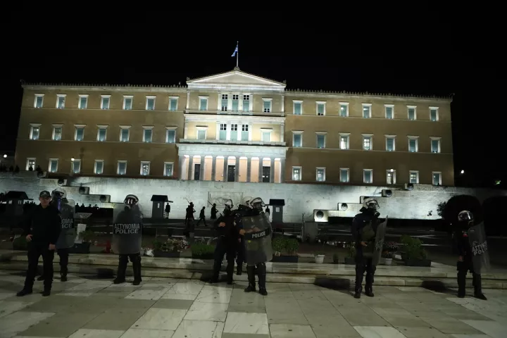 Σε ισχύ τα μέτρα για τον Άγνωστο Στρατιώτη: Ολοκληρώθηκε πορεία διαδηλωτών μπροστά στην Λ. Αμαλίας 
