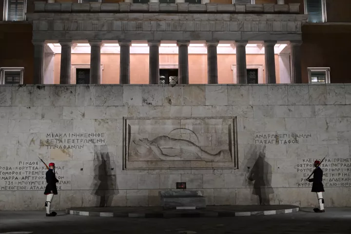 ΥΠΕΘΑ για Άγνωστο Στρατιώτη: Μετά την τοποθέτηση Δούκα, αναθέτουμε την καθαριότητα του μνημείου σε τρίτο
