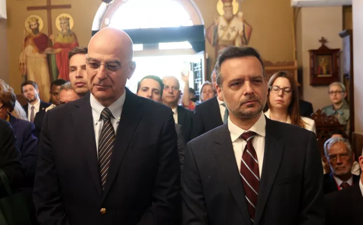 «Πόλεμος» ανακοινώσεων Δένδια - Δούκα για την καθαριότητα στον Άγνωστο Στρατιώτη