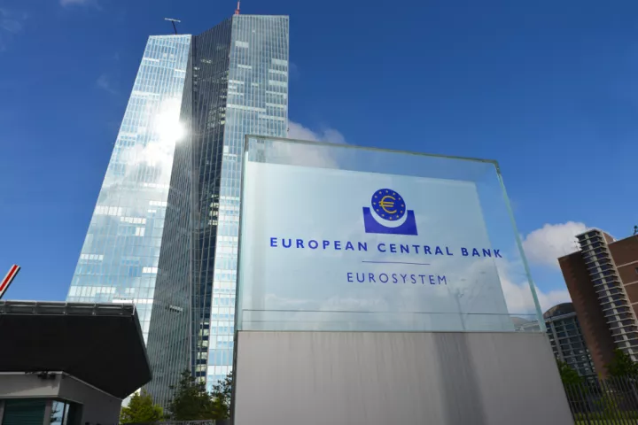 Δημοσκόπηση Bloomberg: Η ΕΚΤ αναμένεται να κρατήσει τα επιτόκια στο 2% έως το 2027