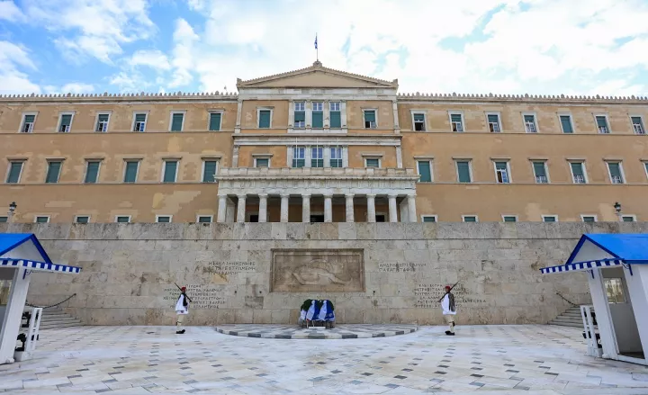 Κυβερνητικά στελέχη για Άγνωστο Στρατιώτη: Μέσα σε λίγες ώρες, ο κ. Δούκας αναίρεσε τον εαυτό του