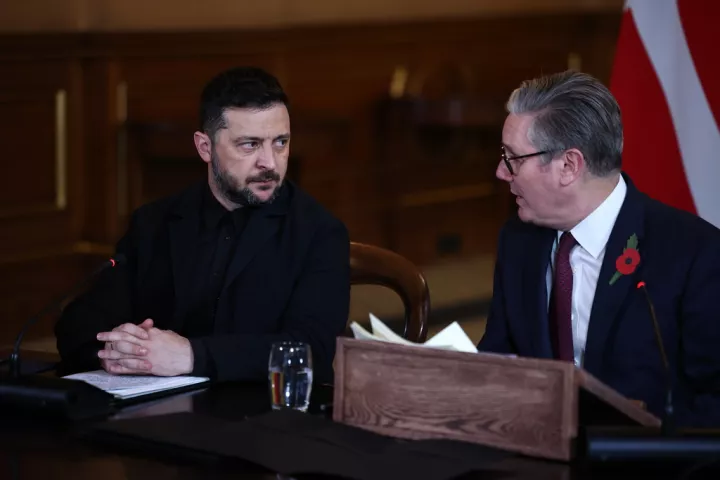 Ο Ζελένσκι ζήτησε από τη «Συμμαχία των Προθύμων» όπλα μεγάλου βεληνεκούς