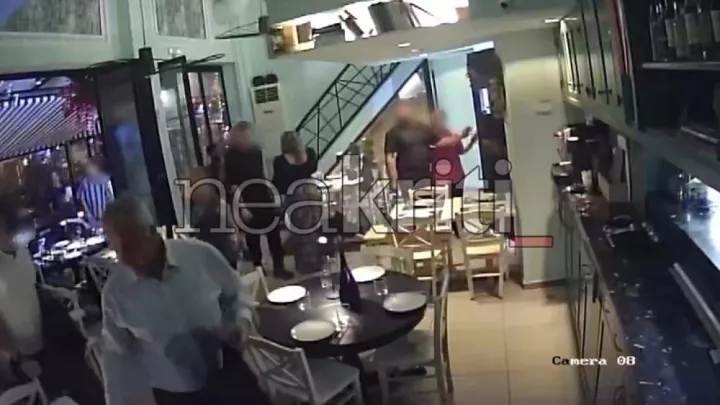 Επίθεση κουκουλοφόρων με αυγά και συνθήματα κατά του Μ. Βορίδη και της οικογένειάς του στο Ηράκλειο Κρήτης Επίθεση κουκουλοφόρων με αυγά και συνθήματα κατά του Μ. Βορίδη και της οικογένειάς του στο Ηράκλειο Κρήτης