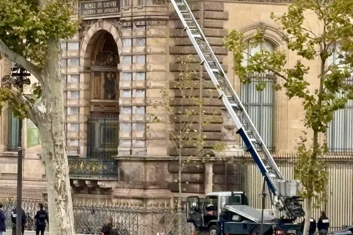 Γαλλικά ΜΜΕ: Δύο συλλήψεις για τη ληστεία στο Λούβρο Γαλλικά ΜΜΕ: Δύο συλλήψεις για τη ληστεία στο Λούβρο